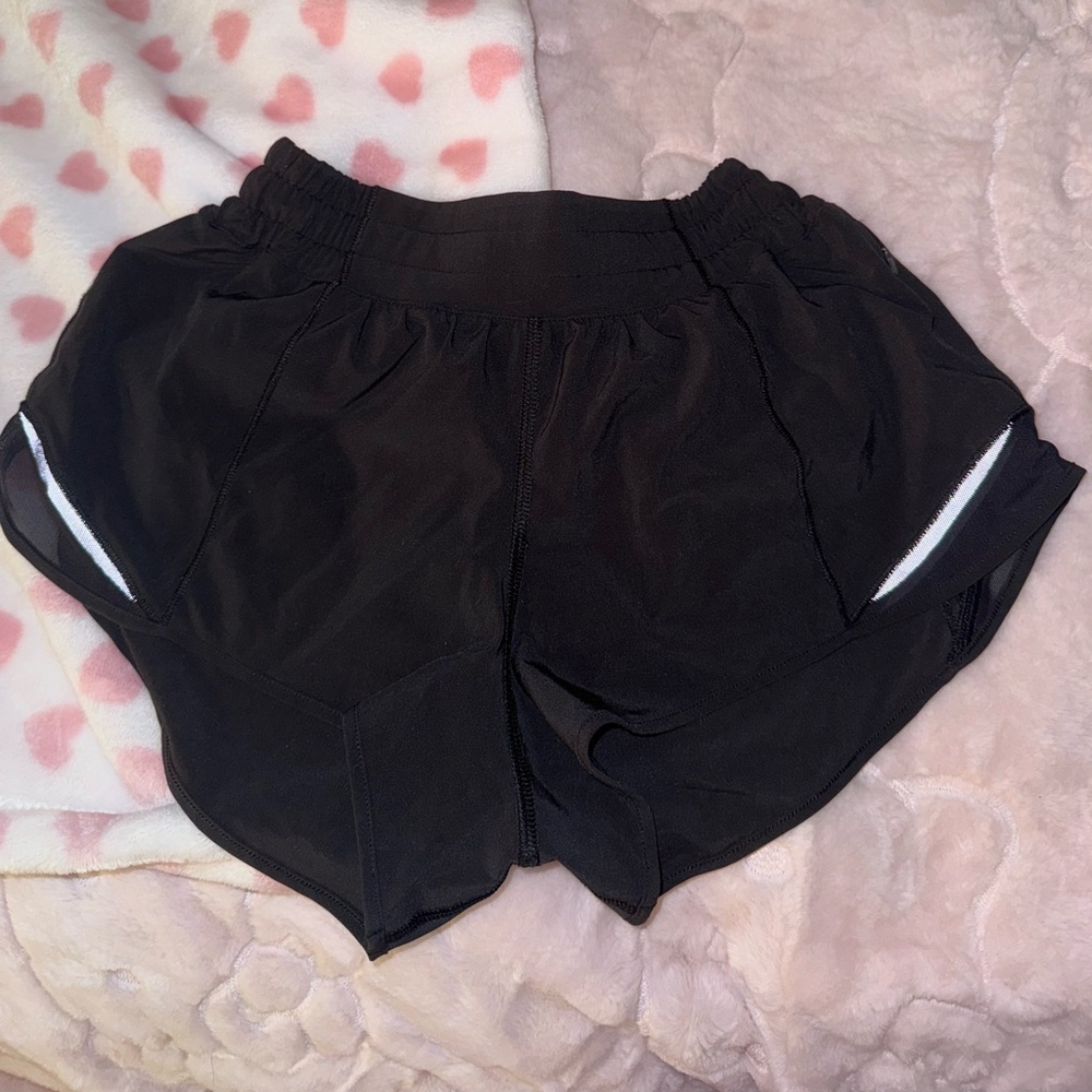 Lululemon black hotty hot low rise 2.5 inch shorts in size 4